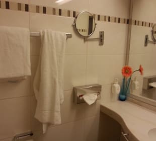 Kosmetikspiegel und Föhn vorhanden