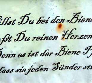 Spruch am Bienenhaus