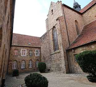 Schlosshof mit Kirche