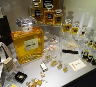 Rundgang durch das Europäische Flakonglasmuseum