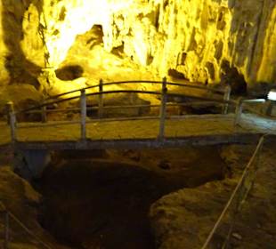 Verschieden Steinformationen in der Höhle