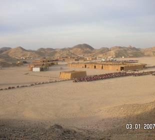 Mit dem Quad in das Beduinendorf in der Wüste