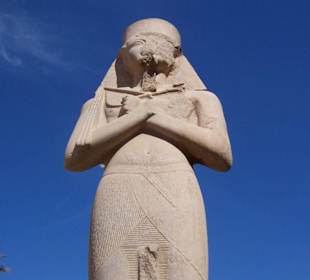 Statue am Eingang vom Karnak Tempel