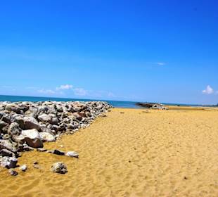 Strand bei den Wellenbrechern
