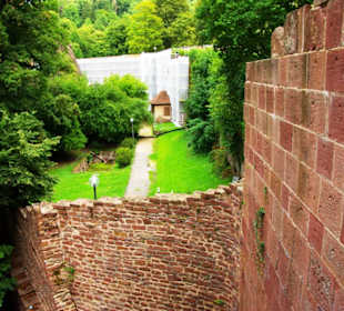 Runter zum gesprengten Turm