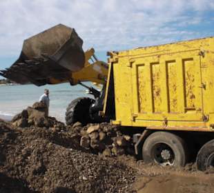 Am Nachbarstrand wird gebuddelt