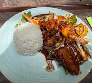 Rindfleisch mit Zwiebeln und Paprika