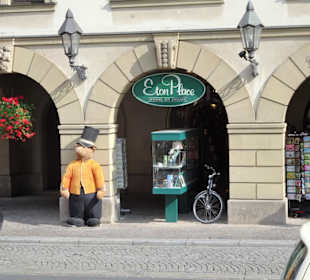 Der Zugang zum Eton Place unter den Arkaden