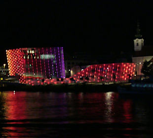 Linz bei Nacht mit Kunstmuseum