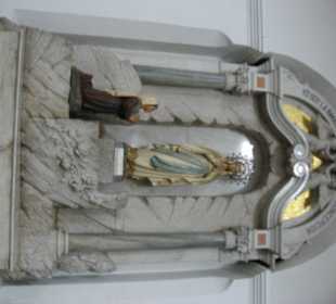 Einer der Seitenaltäre