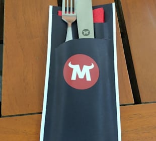 Gelungene Besteck-Servietten-Kombination