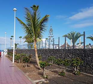 Strandpromenade entlang der großen Hotelpoolanlage