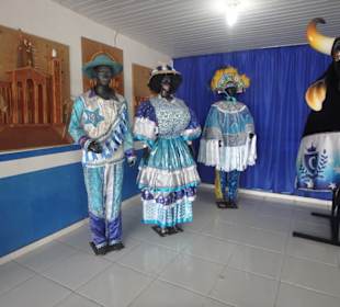 Ehemalige Festival-Kostüme der "Blauen" 