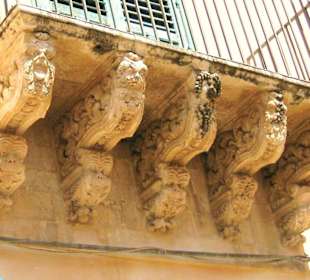 Noto: raffinierte Balkonstützen
