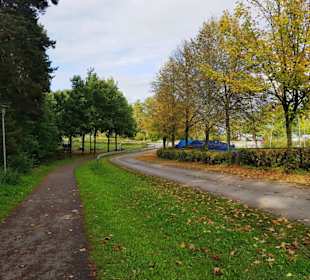 Am Parkplatz entlang