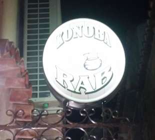 Schild über dem Eingang