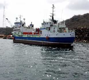 Frachter vor Altmetall-Lagerstätte