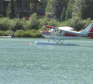 Ein Wasserflugzeug bei der Landung