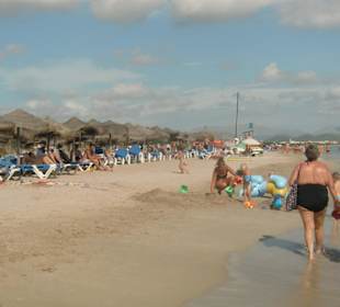 Öffentlicher Strand, ca. 700 Meter weit weg