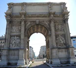 Porte Royale (dt. Königstor) ist ein Triumphbogen