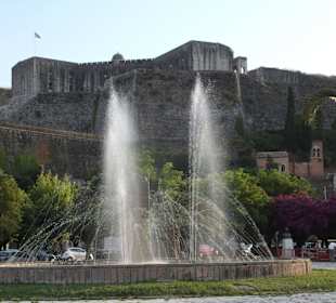Brunnen mit neuer Festung