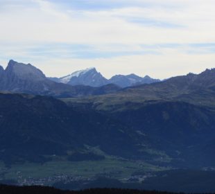 Blick vom Rittener Horn zum Marmolade (Mitte)