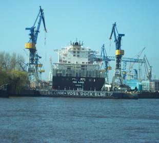 Blick in die Werft von den Landungsbrücken aus