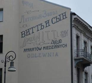 Napis na kamienicy przy ul. Emilii Plater