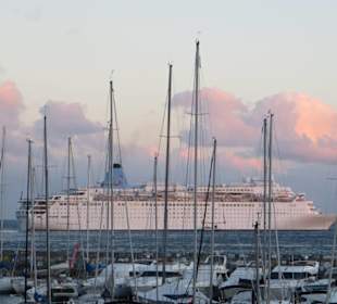 Ein Kreuzfahrtschiff im Abendrot