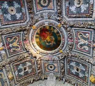 Gewölbedecke im Vorraum der Grotte