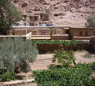 Blick auf den Garten des Klosters