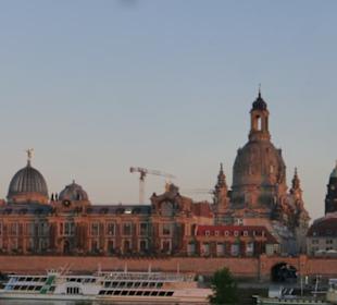 Blick über die Elbe zur Altstadt von Dresden