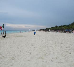 Hotelstrand vom Meer aus gesehen