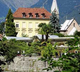 Blick von der Sommerpromenade auf Merans Altstadt