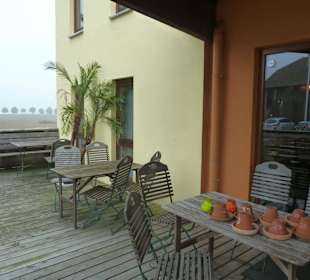 Terrasse im Eingangsbereich zur Straßenseite