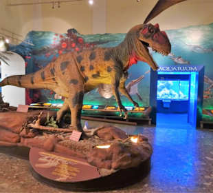 Begrüßung der Gäste durch Dinosaurier