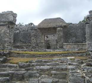 Aufgang zum Palast mit Säulen und Dach