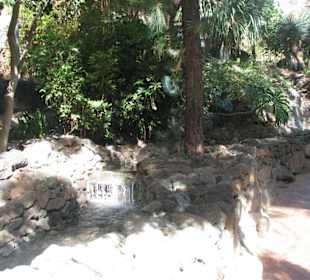 Wasserfall am Eingang