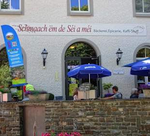 Außenplätze des Feinkostladens