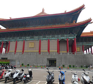 Budynki instytucji kulturalnych obok mauzoleum