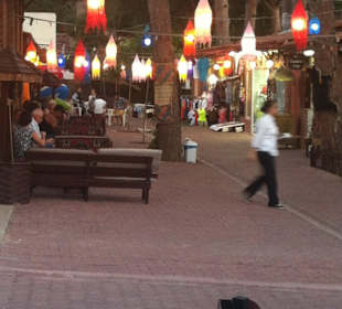 Straße mit Frisör, kleiner Laden usw. 