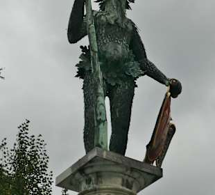 Der Wilde-Mann-Brunnen auf dem Max-Reinhardt-Platz