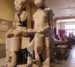 Pyramiden und Ausgrabungsfunde