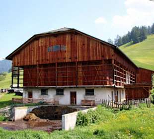 Wiesen und ladinische Berghöfe  