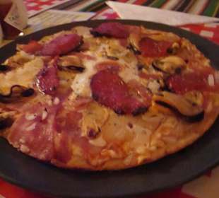 Hausgemachte Pizza mit allem was man haben kann