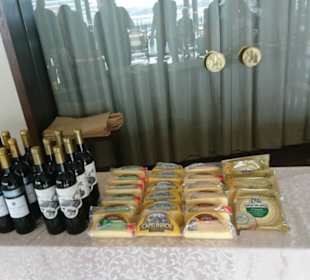 Weine und Käse zum Verkauf.