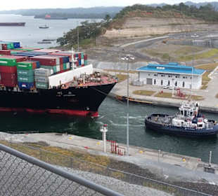 Postpanamax in Agua Clara