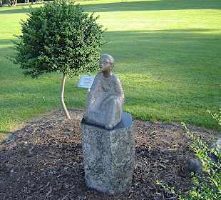 Figuren aus Stein am Seeufer