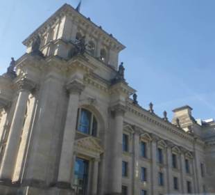 Vor dem Bundestag / Reichstag in Berlin
