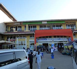 Eingang, oben der Safari Com Shop